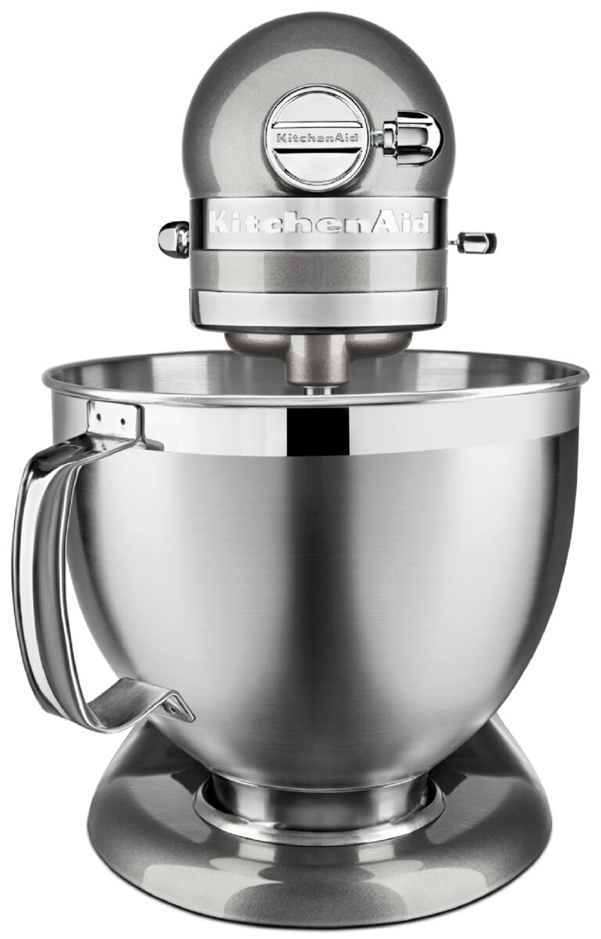 Ein KitchenAid-Küchenmixer. Silberne Metallschüssel und Mixerkopf. Weißer Hintergrund. KitchenAid-Logo sichtbar.