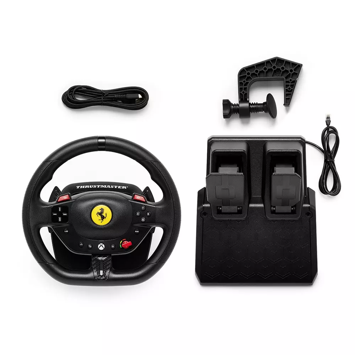 Un volante negro Thrustmaster Ferrari con pedales y una abrazadera, todo sobre un fondo blanco.