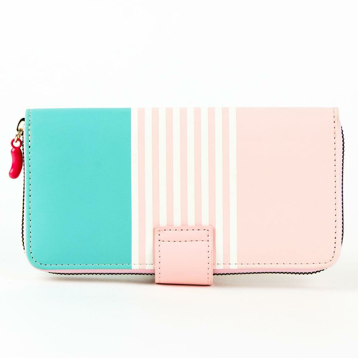 Una cartera rosa y azul con rayas blancas y un dije rojo. La cartera se cierra con un broche.