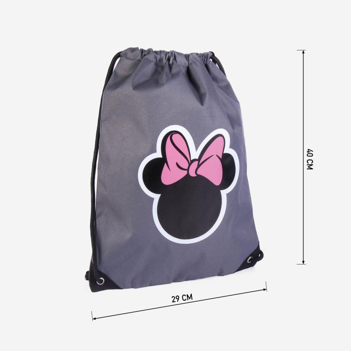 Una bolsa gris con cordón y diseño de Minnie Mouse. Tiene un contorno de cabeza negro con un lazo rosa. Dimensiones: 29x40 cm.