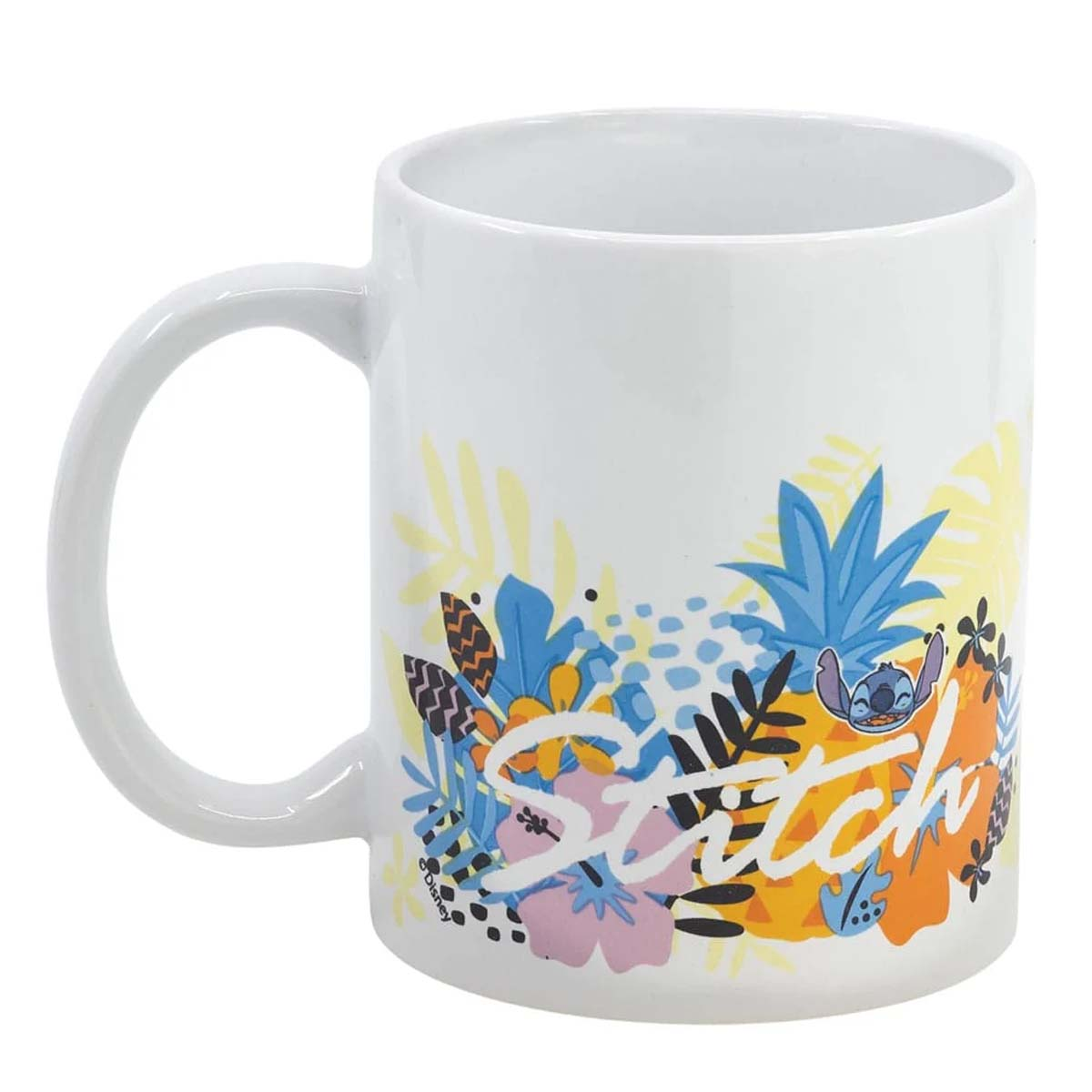 Ein weißer Becher mit Henkel. Verziert mit farbenfrohen Blumen- und Stitch-Designs, einschließlich des Wortes 'Stitch'.