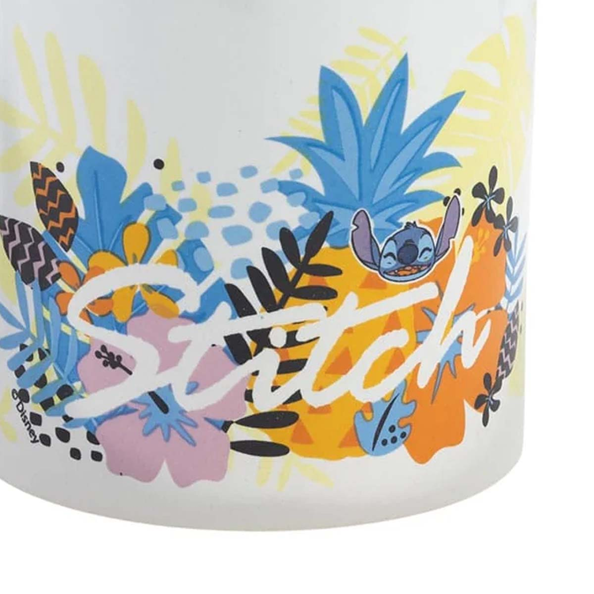 Weißer Becher mit Stitch-Design. Mit Blumenmustern, einer Ananas und dem Wort 'Stitch'. Disney-Logo an der Seite.