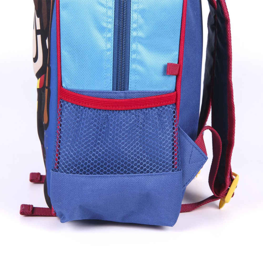 Mochila azul con bolsillo de malla, ribete rojo y cremallera. Tiene una imagen de dibujos animados en el lateral y correas rojas.
