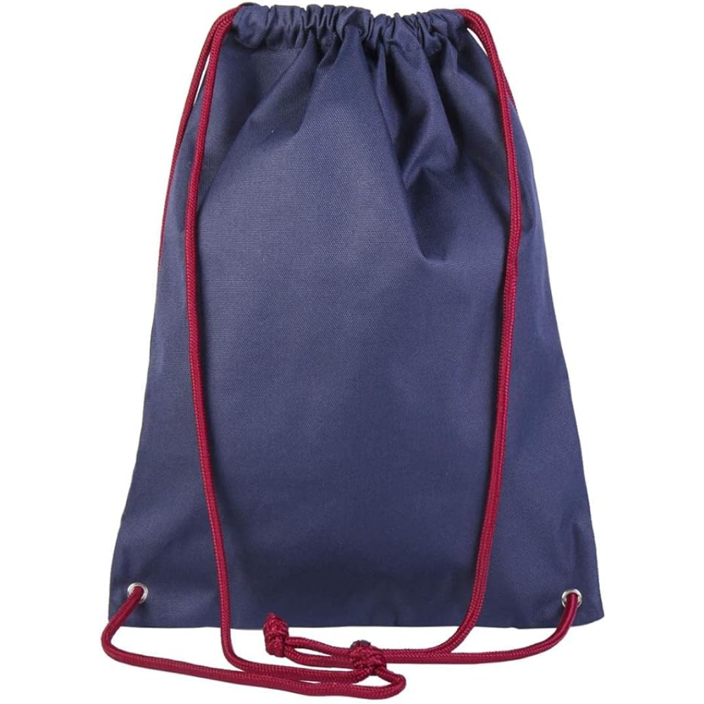 Una bolsa con cordón azul marino con cordones rojos. Está sobre un fondo blanco. La bolsa está cerrada con las cuerdas.