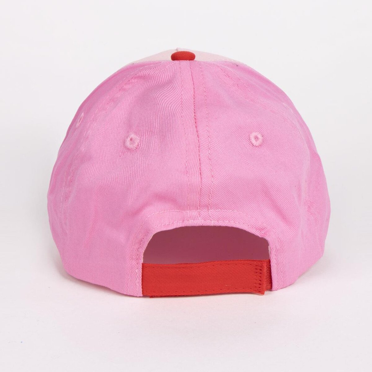 Gorra de béisbol rosa con visera roja. La parte superior es rosa claro con un botón rojo. La parte trasera tiene una correa roja.