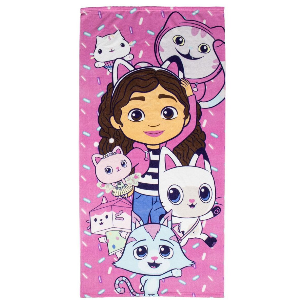 Una toalla rosa con Gabby y personajes de gatos. Gabby está en el centro, rodeada de varios personajes de dibujos animados con tema de gatos.