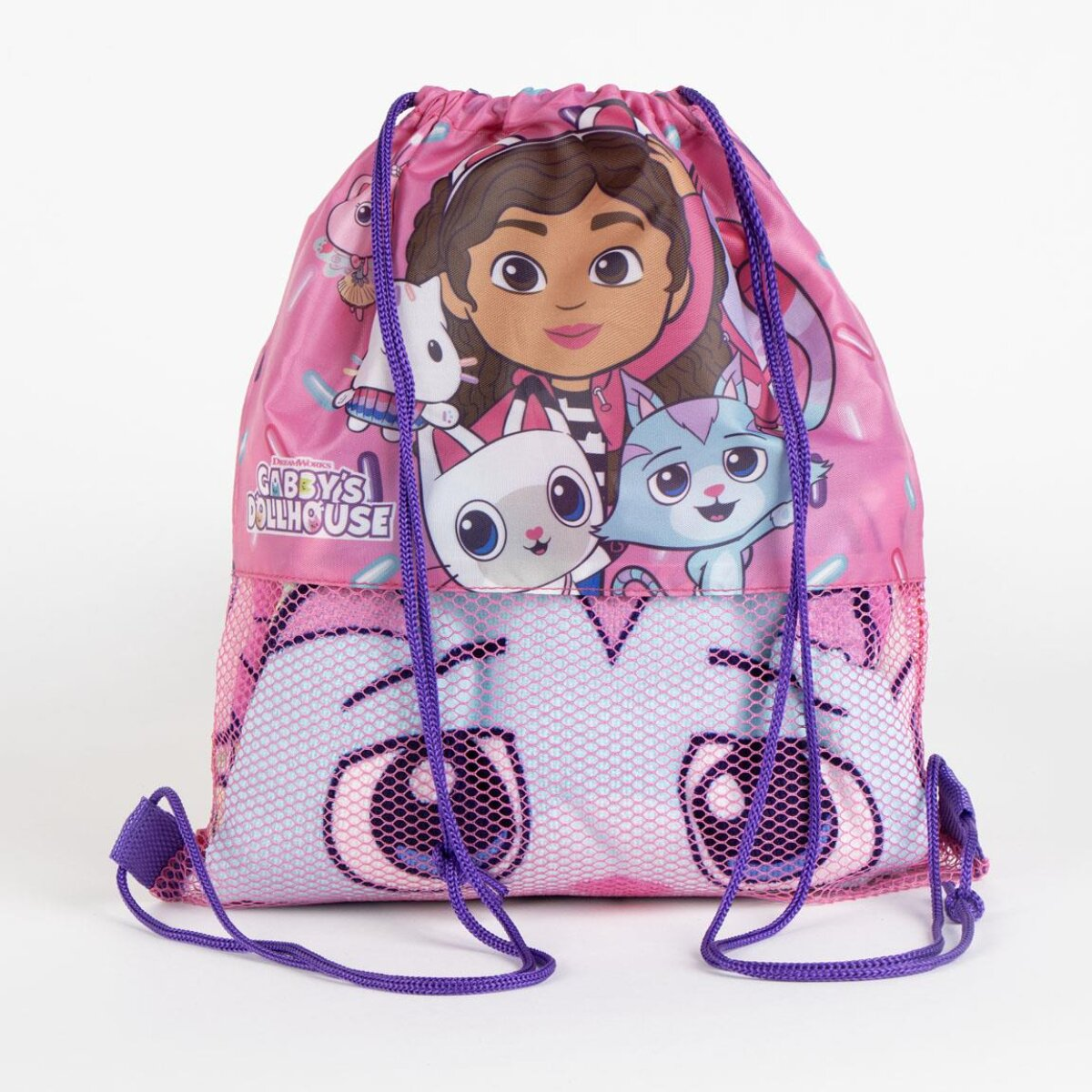 Una bolsa rosa con cordón de Gabby's Dollhouse presenta a Gabby y gatos de dibujos animados. Tiene cordones morados y un bolsillo de malla con una cara de gato.