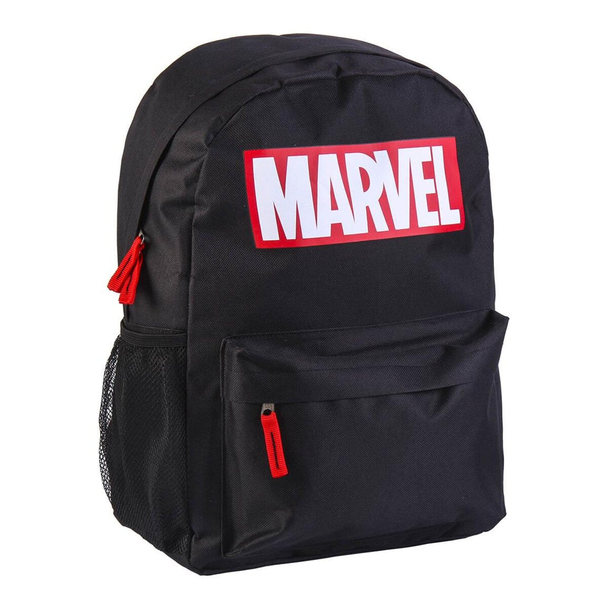 Mochila negra de Marvel con el logo MARVEL blanco en un rectángulo rojo. Cuenta con bolsillo frontal, bolsillo lateral de malla y cremalleras rojas.