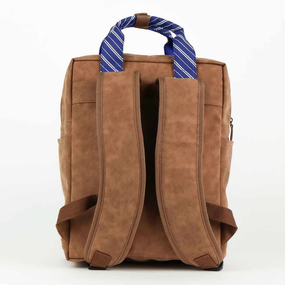 Una mochila marrón con asa a rayas azules y blancas. Se ven correas marrones y bolsillos sobre un fondo blanco.