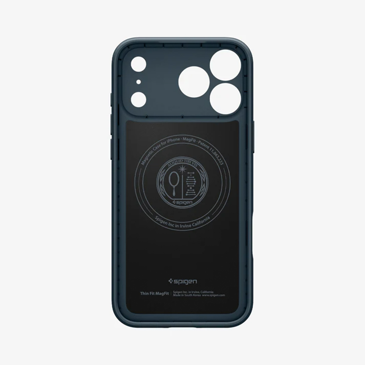 Una custodia per telefono blu scuro con ritaglio per la fotocamera e logo Spigen. Testo: 'Magnetic Case' e 'Thin Fit MagFit'.
