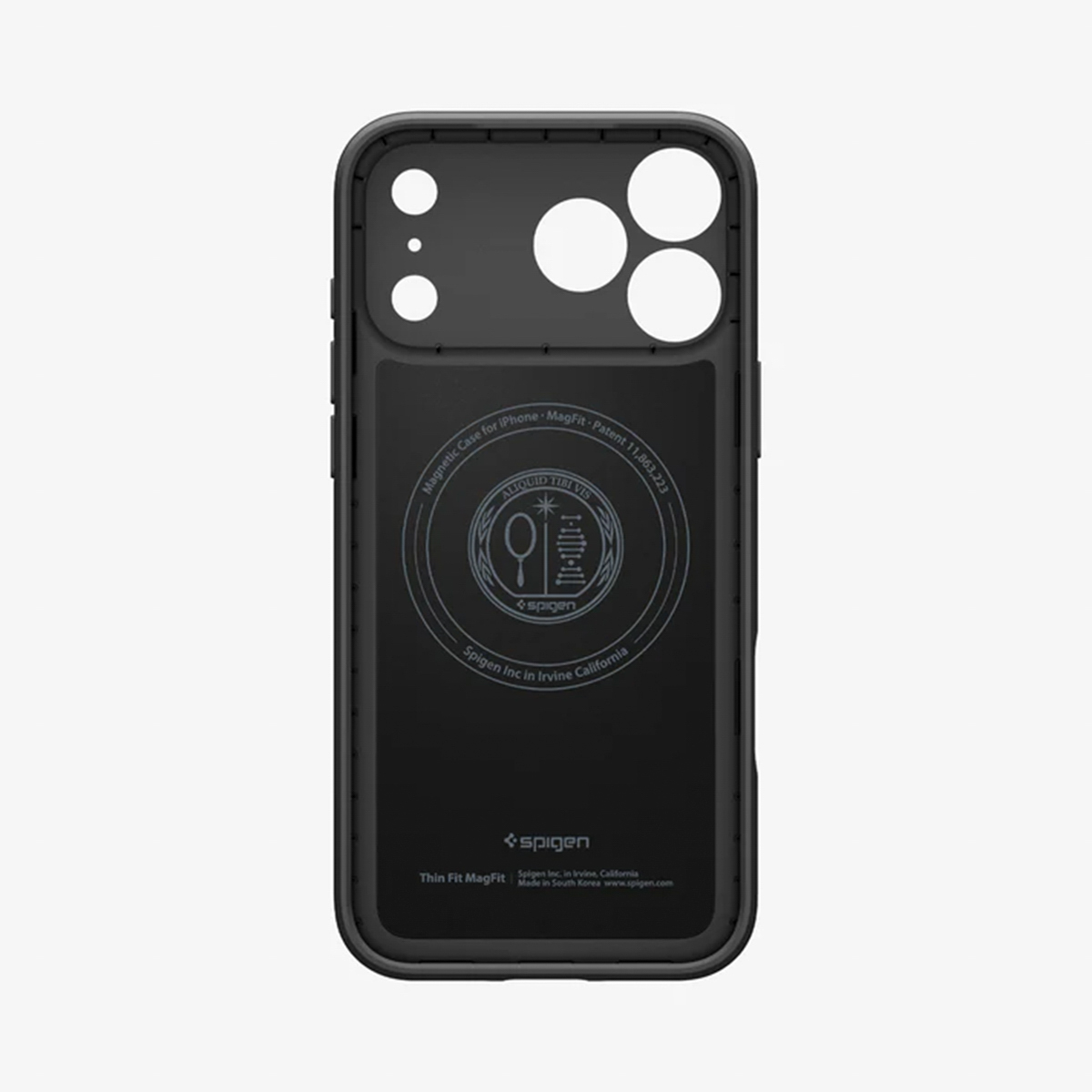 Coque de téléphone noire avec découpes pour caméra et boutons. Comporte le logo et le texte Spigen. La coque est pour iPhone.
