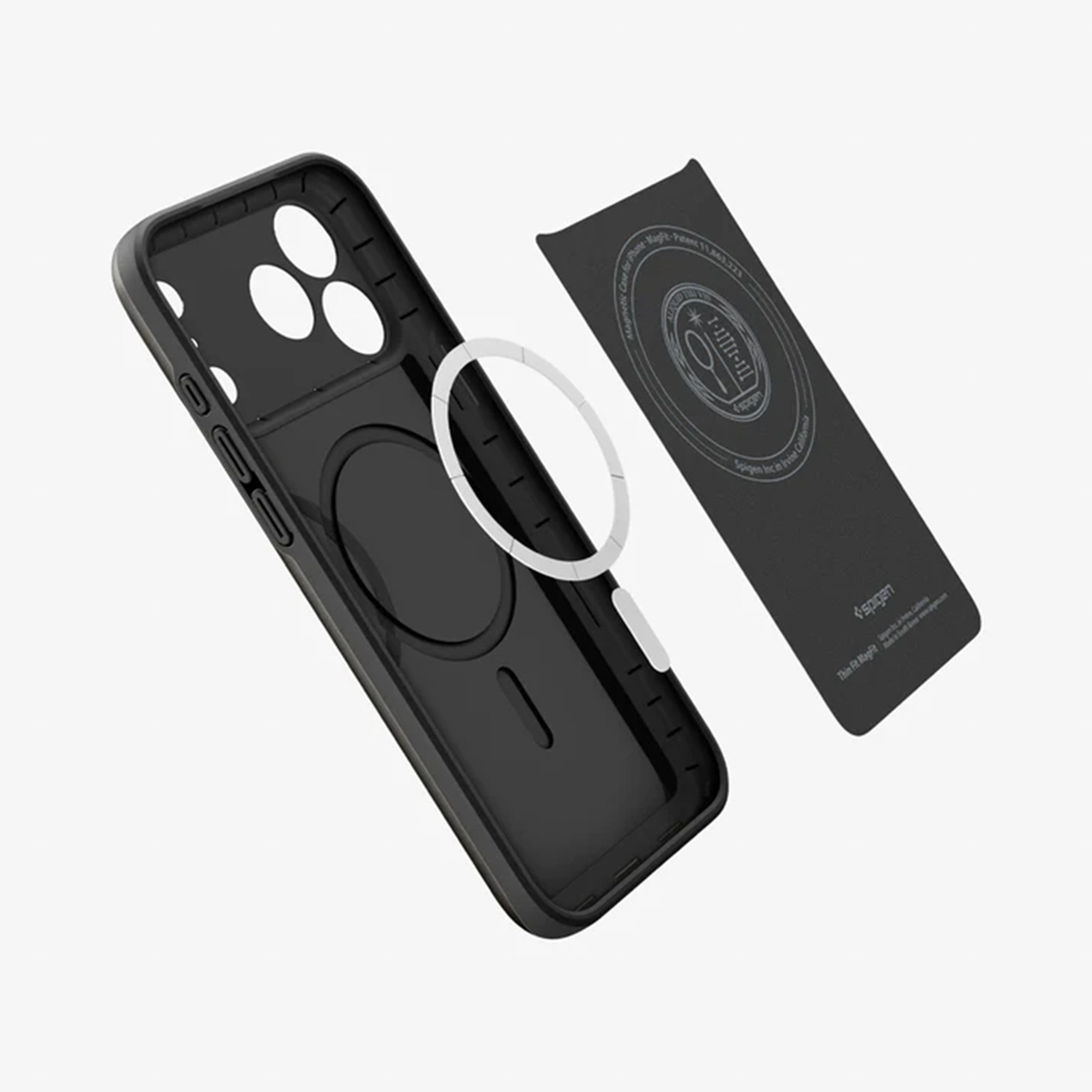 Coque de téléphone noire avec anneau magnétique blanc, carte noire avec détails imprimés et fond blanc.