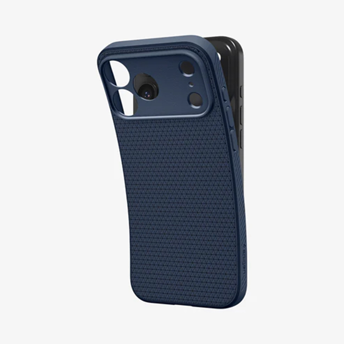 Un étui de téléphone bleu foncé avec un motif géométrique au dos et un téléphone noir à l'intérieur. L'étui a des découpes pour l'appareil photo.