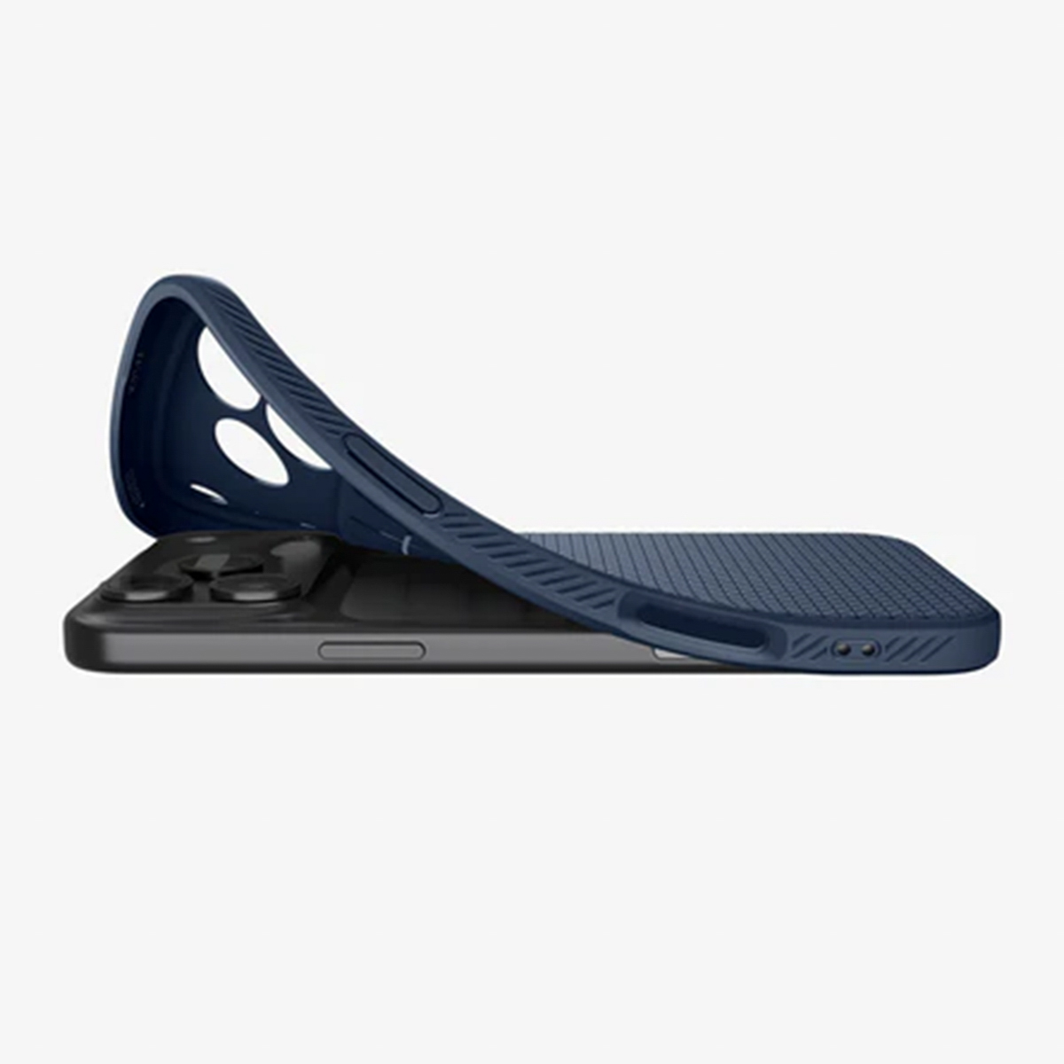 Une coque de téléphone bleu foncé recouvre partiellement un téléphone noir. La coque a une surface texturée et est soulevée.
