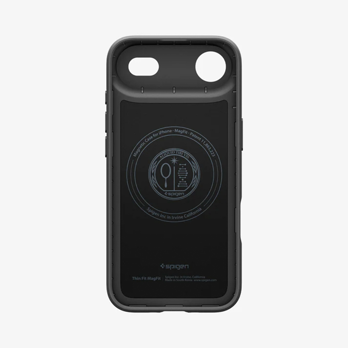 Zwarte iPhone-hoes. De hoes heeft uitsparingen voor de camera, knoppen en oplaadpoort. Het heeft het Spigen-logo en tekst.