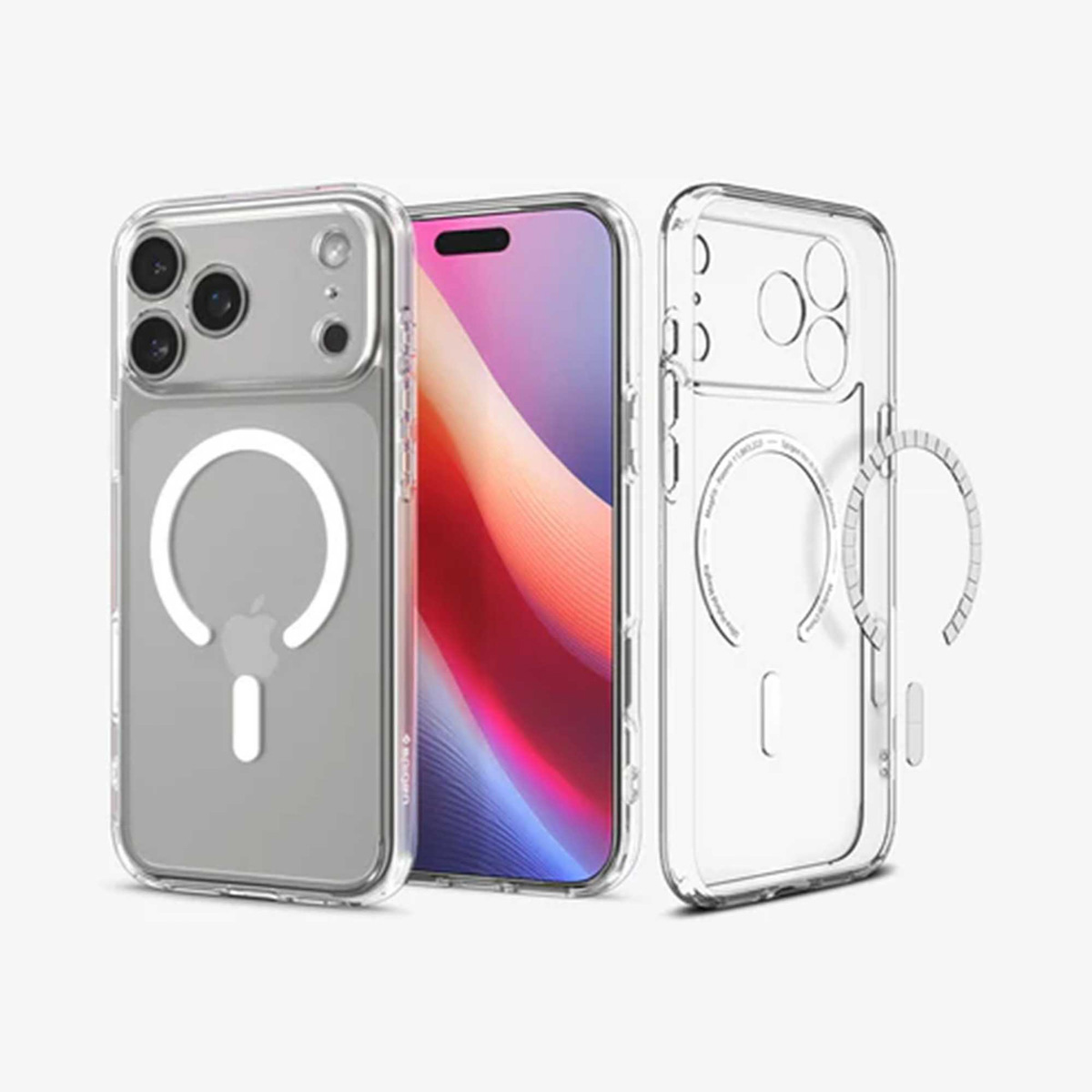 Drie transparante telefoonhoesjes en een telefoon. Eén hoesje heeft een telefoon erin. De hoesjes tonen de camera en de MagSafe ring.