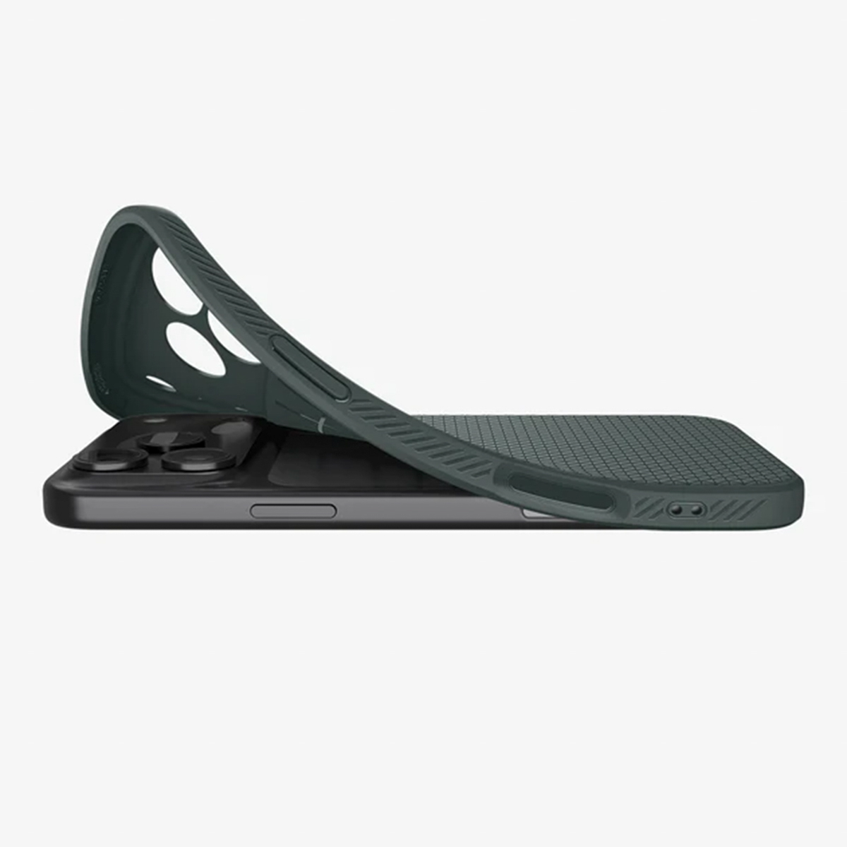 Un étui de téléphone vert foncé est décollé, révélant un téléphone en dessous. L'étui a un dos texturé et des trous pour l'appareil photo.