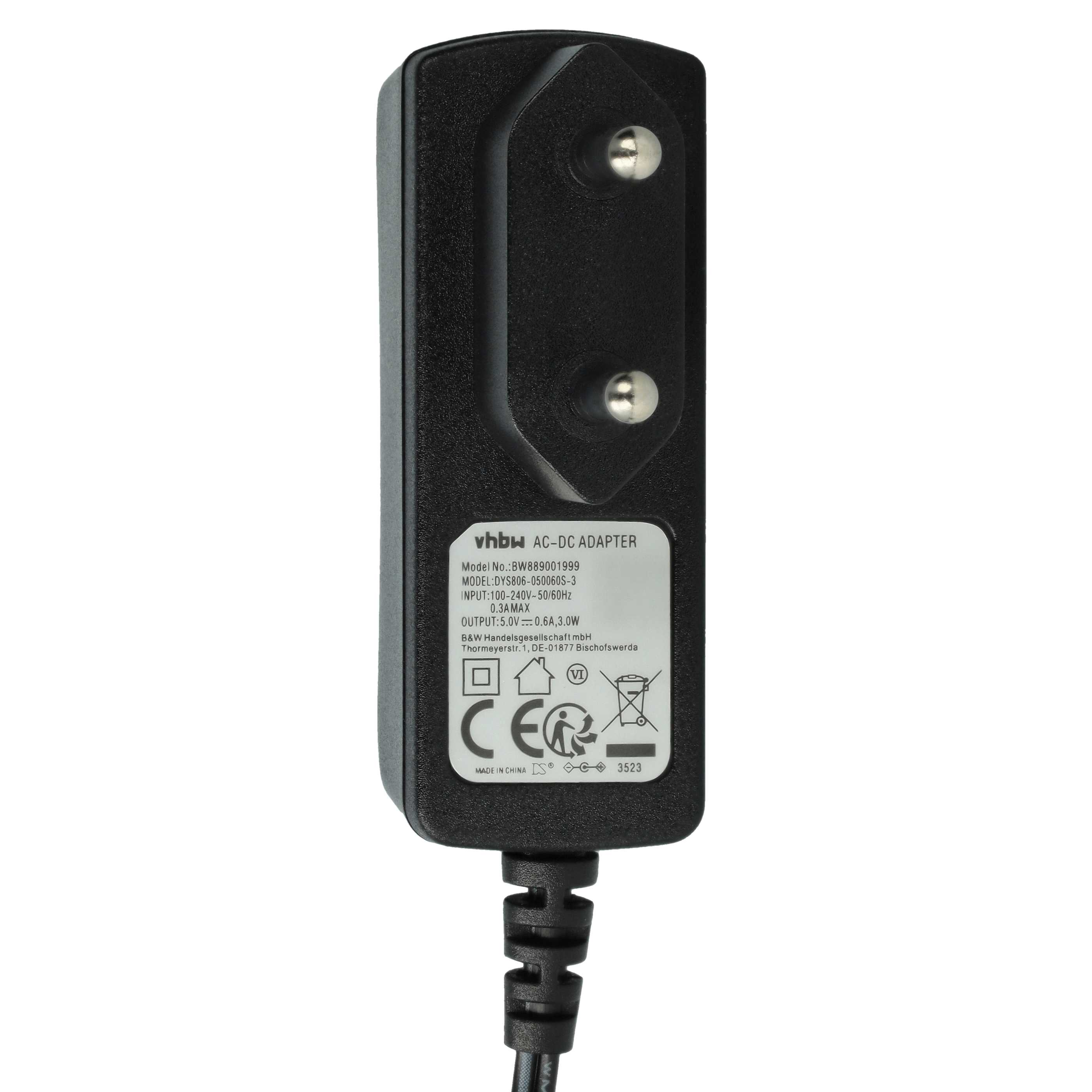 Schwarzer AC-DC-Adapter mit zwei Stiften, einem Etikett und einem schwarzen Kabel. Es ist mit technischen Daten beschriftet.