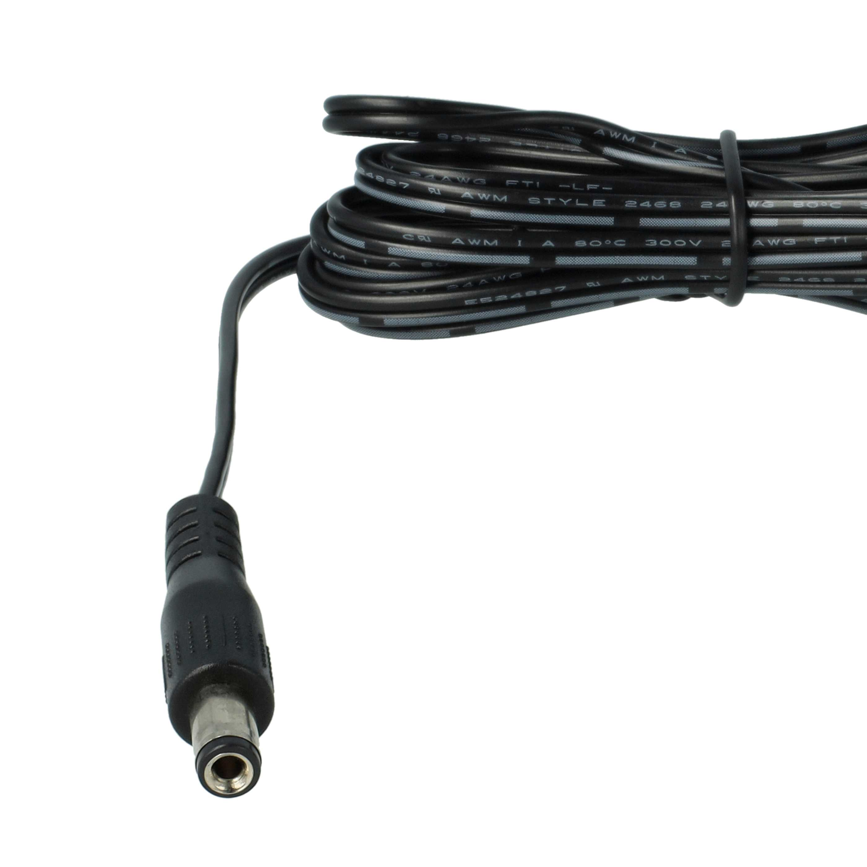 Ein schwarzes Netzkabel mit DC-Anschluss. Kabel ist aufgerollt. Weißer Hintergrund.