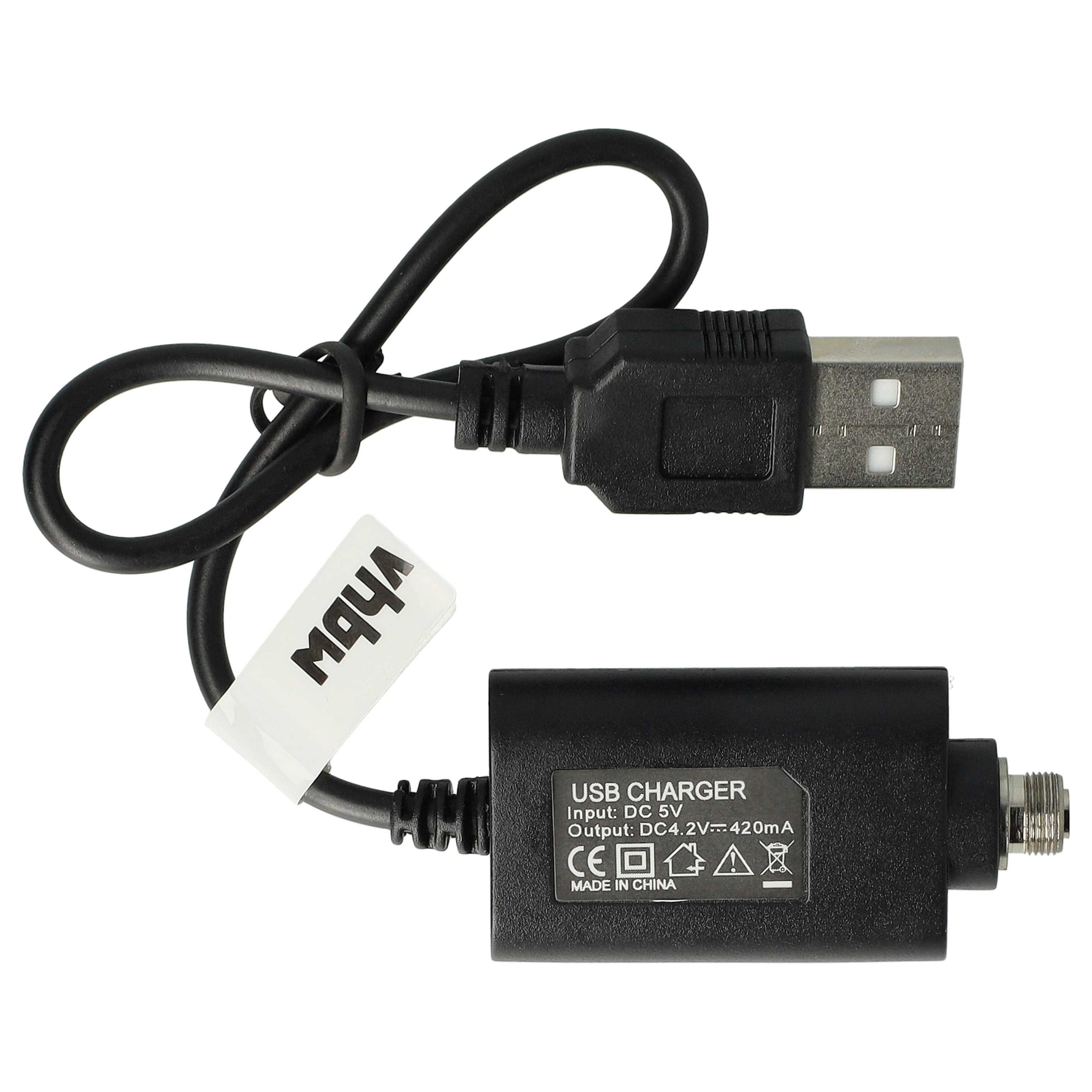 Ein schwarzes USB-Ladegerätkabel mit einem USB-Anschluss, einem Ladeanschluss und einem weißen Etikett. Das Ladegerät hat Text.
