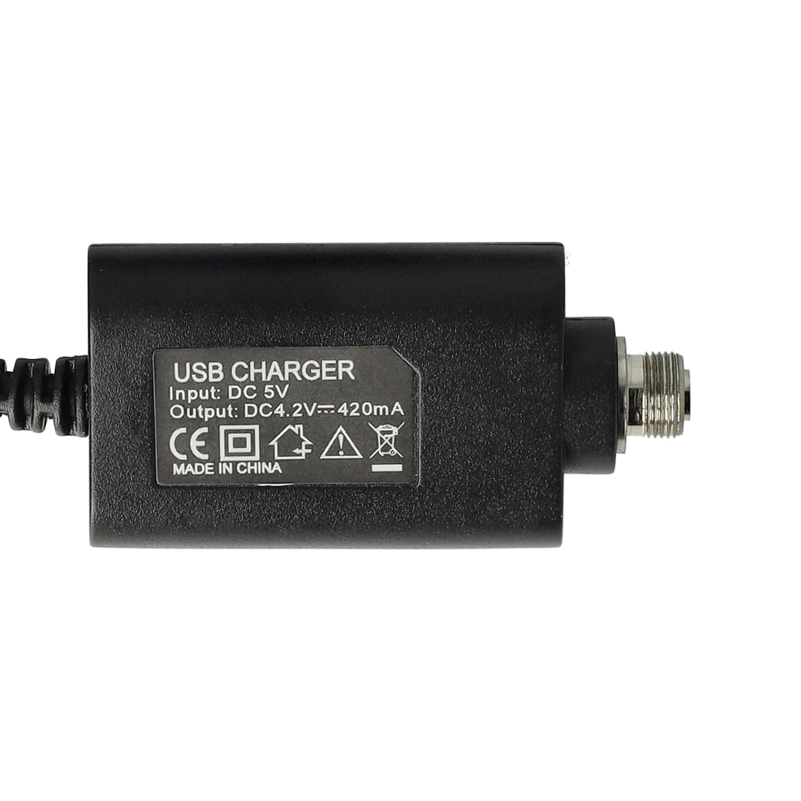 Schwarzes USB-Ladegerät mit Text und Symbolen. Das Ladegerät ist mit einem Draht verbunden. Es ist mit 'Made in China' beschriftet.