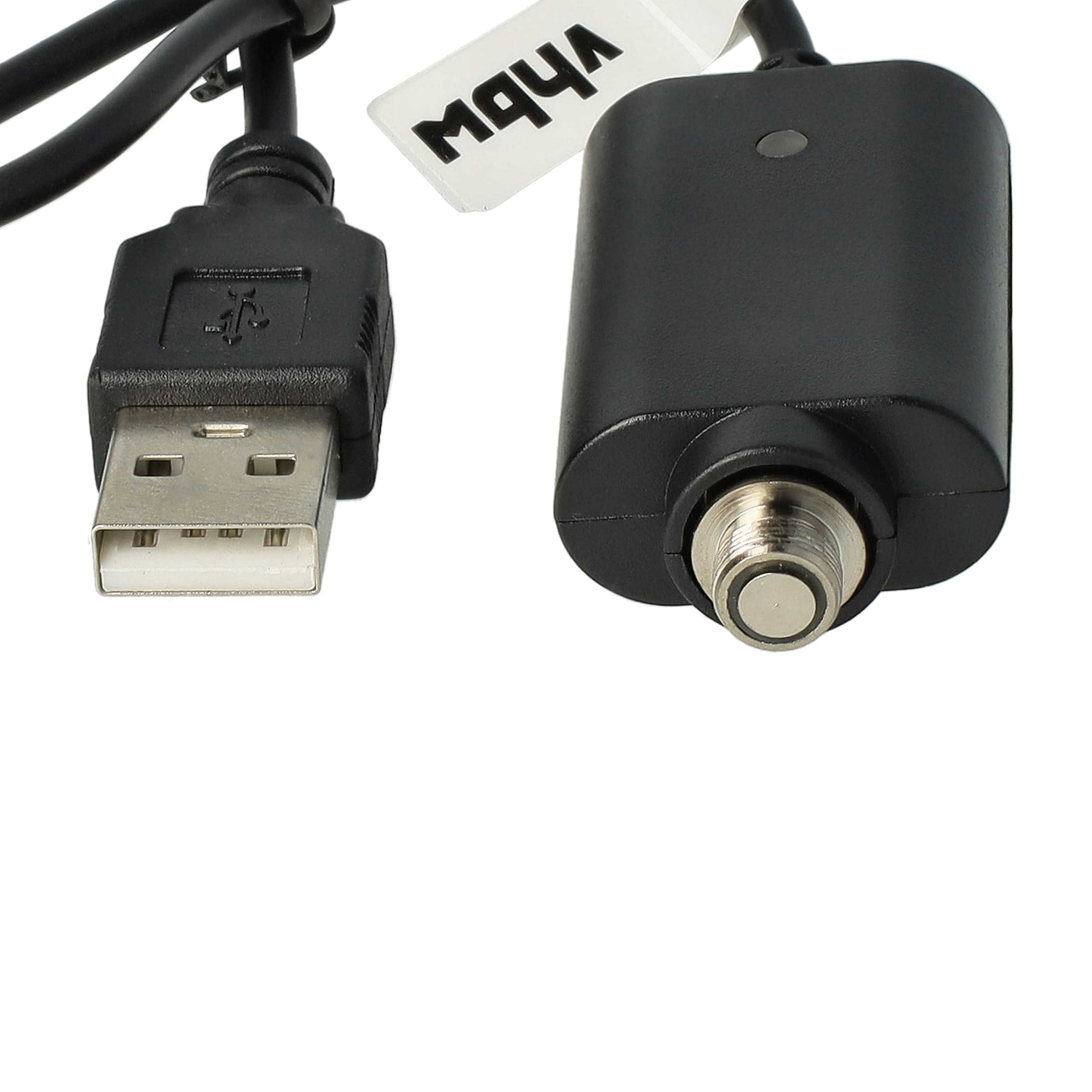 Ein schwarzes USB-Ladegerät mit USB-Anschluss und Ladeanschluss. Ein weißes Etikett mit dem Wort "maya" ist sichtbar.