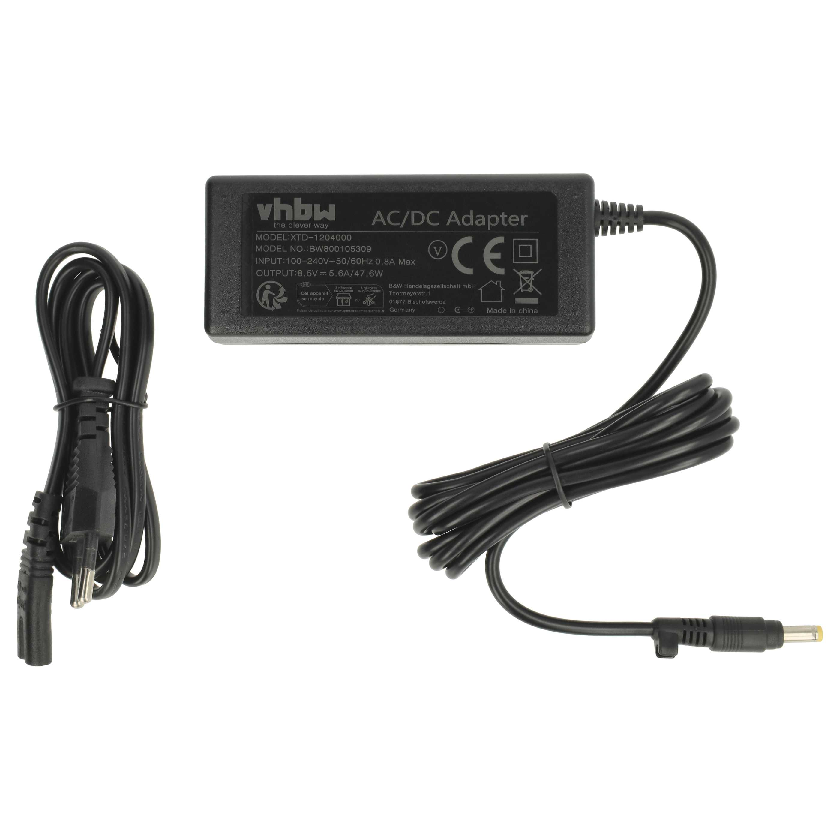 Ein AC/DC-Adapter mit schwarzem Kabel und Stecker. Der Adapter ist schwarz mit weißem Text.