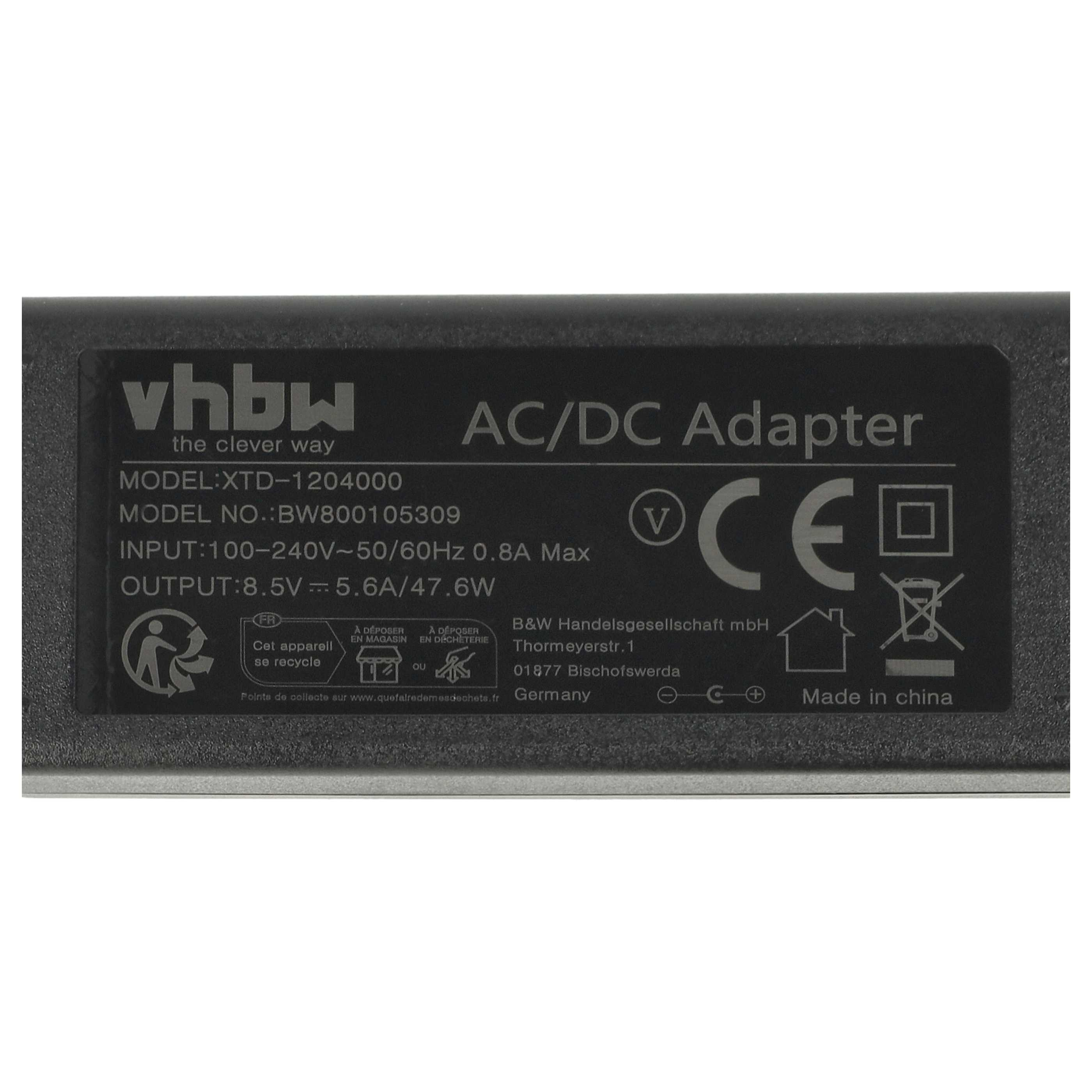 Schwarzer AC/DC-Adapter mit weißem Text. Er hat ein Recyclingsymbol und verschiedene Zertifizierungen.