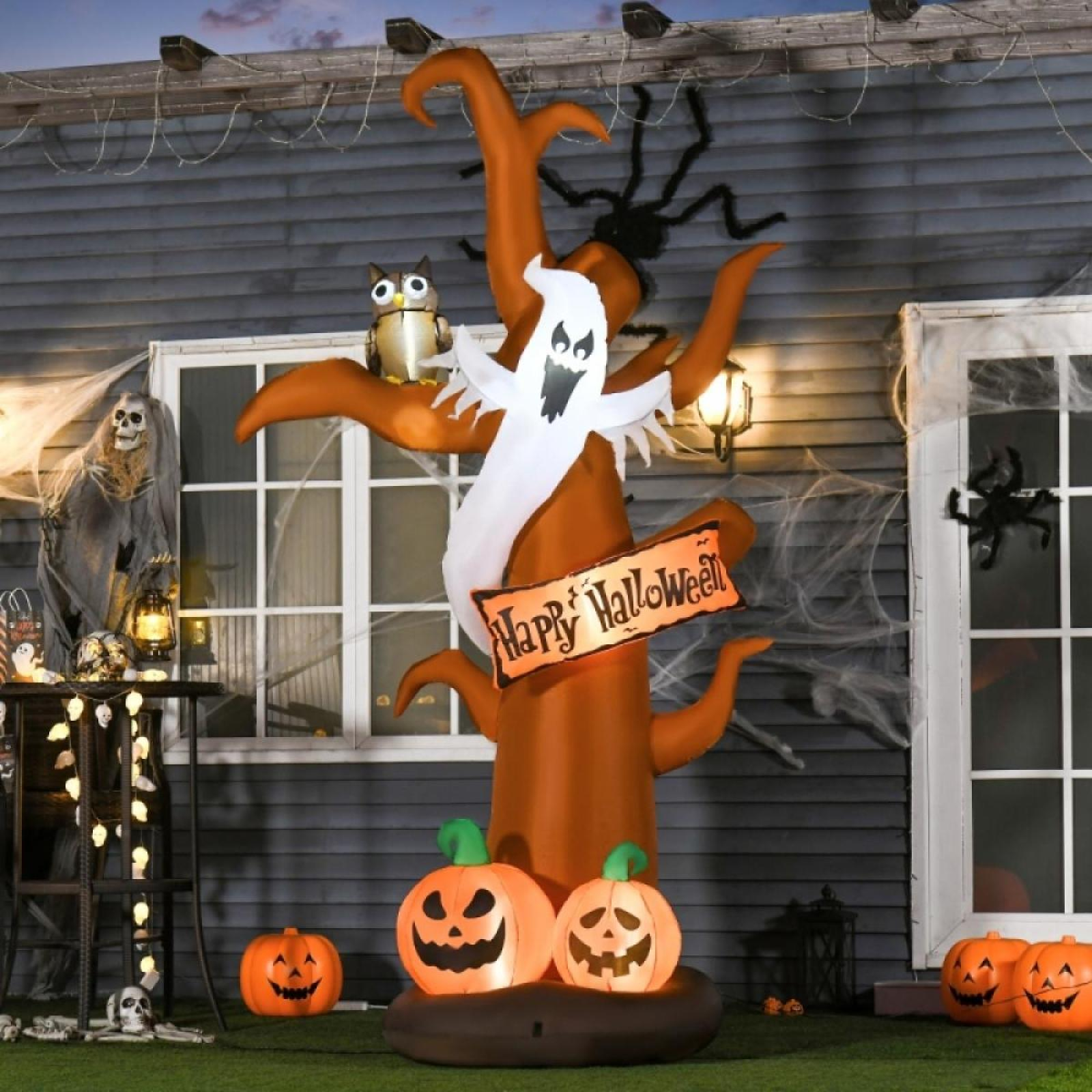 Halloween-Dekorationen: Aufblasbarer Baum mit Geist, Kürbissen, Eule, Spinne und Happy Halloween-Schild.
