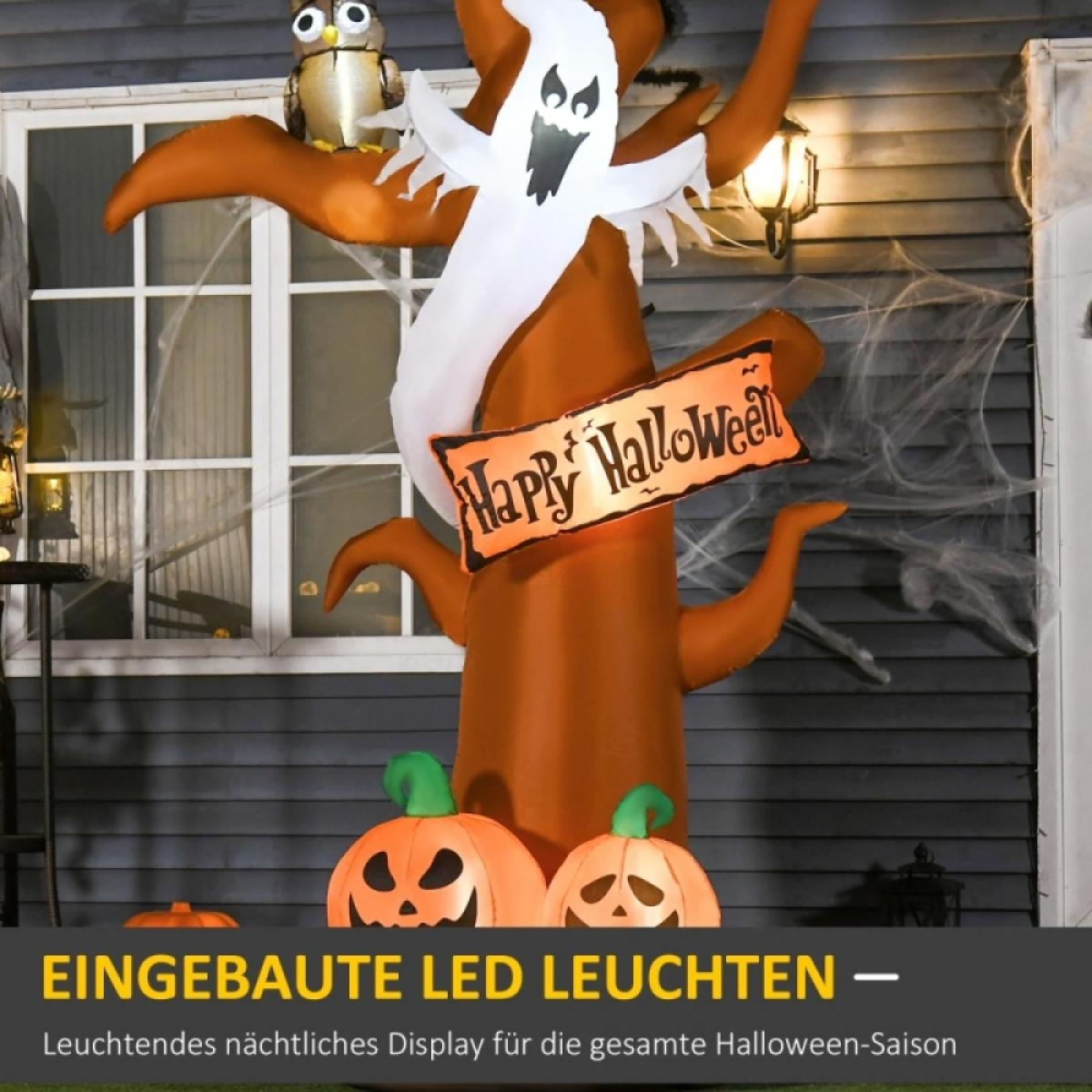 Ein aufblasbarer Halloween-Baum mit Eule, Geist und Kürbissen. Ein Schild sagt 'Happy Halloween'.