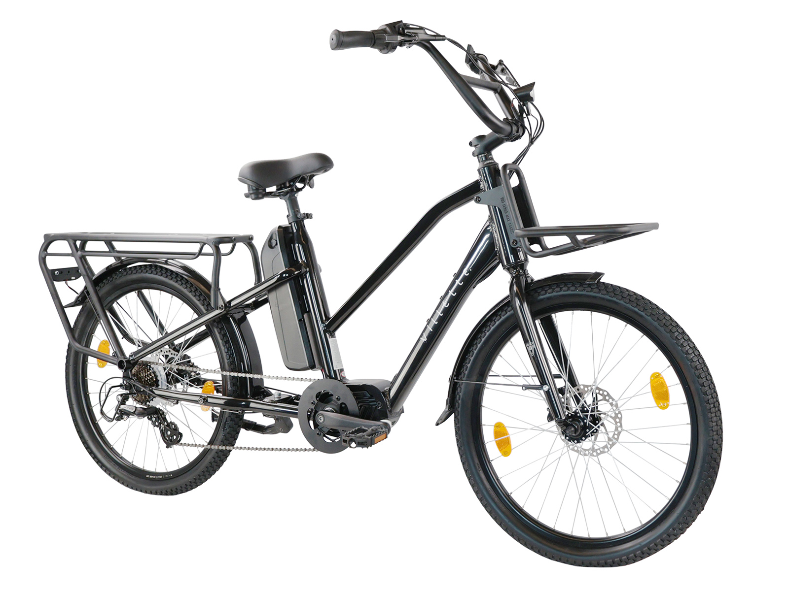 Ein schwarzes Cargo-E-Bike wird gezeigt. Es hat einen vorderen Korb und einen Heckträger. Gelbe Reflektoren sind an den Rädern.