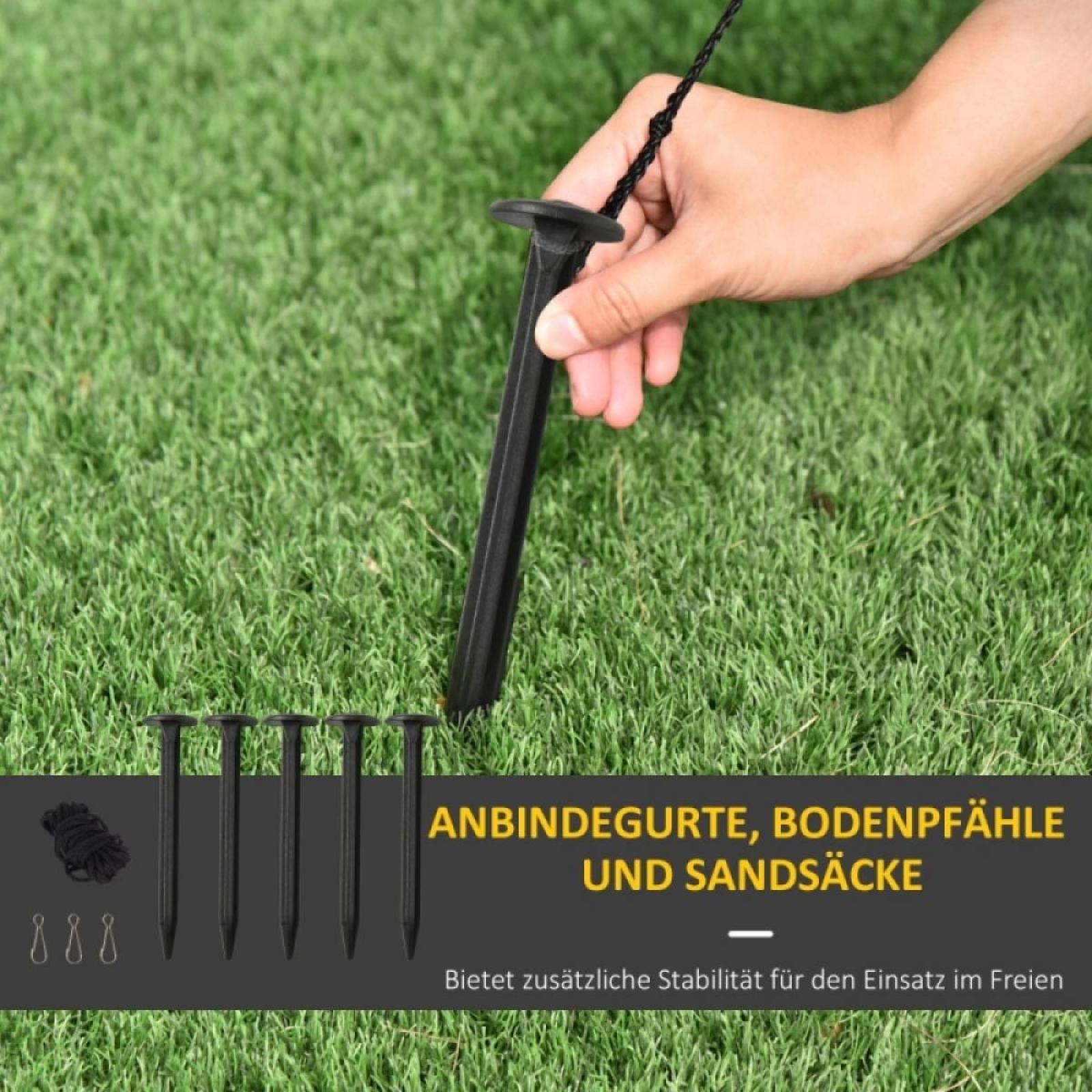 Hand hält schwarzen Pfahl mit Seil. Mehrere Pfähle und Zubehör liegen auf Gras. Text: Anbindegurte, Bodenpfähle und Sandsäcke.
