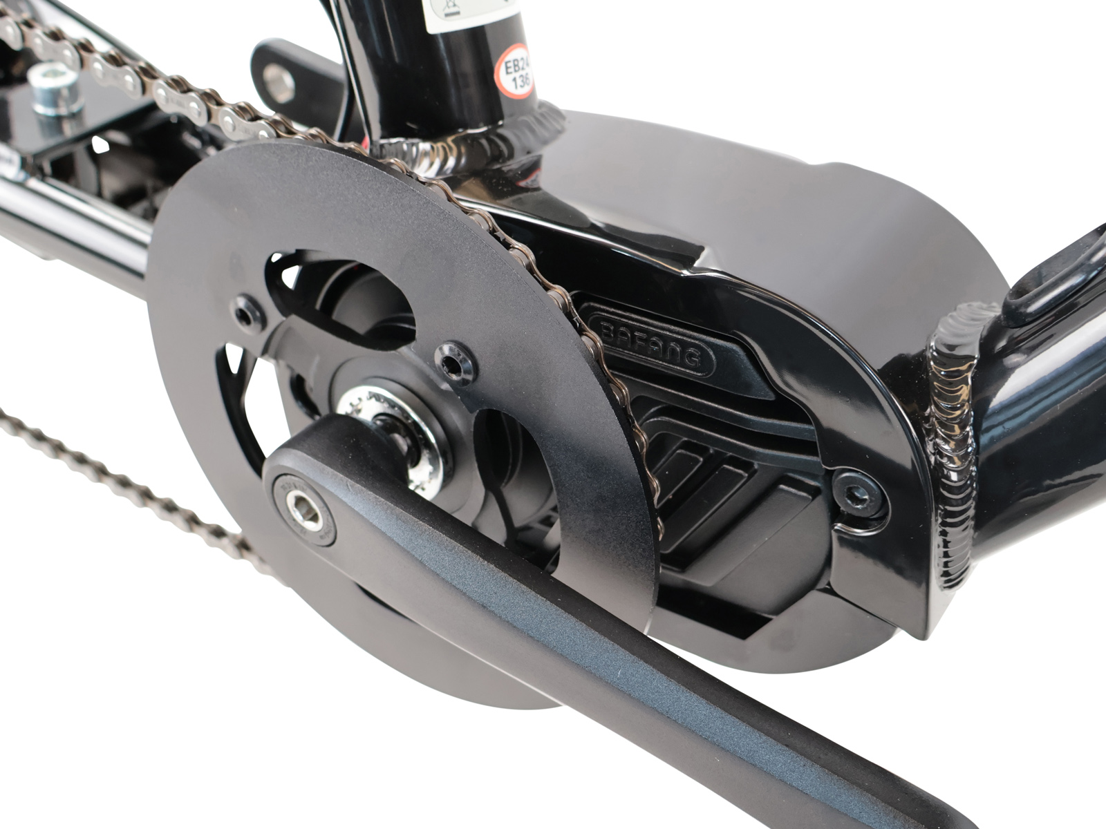Nahaufnahme eines schwarzen Fahrrad-Kettenradsatzes mit Kette und Schutz. Das Logo 'BAFANG' ist sichtbar.