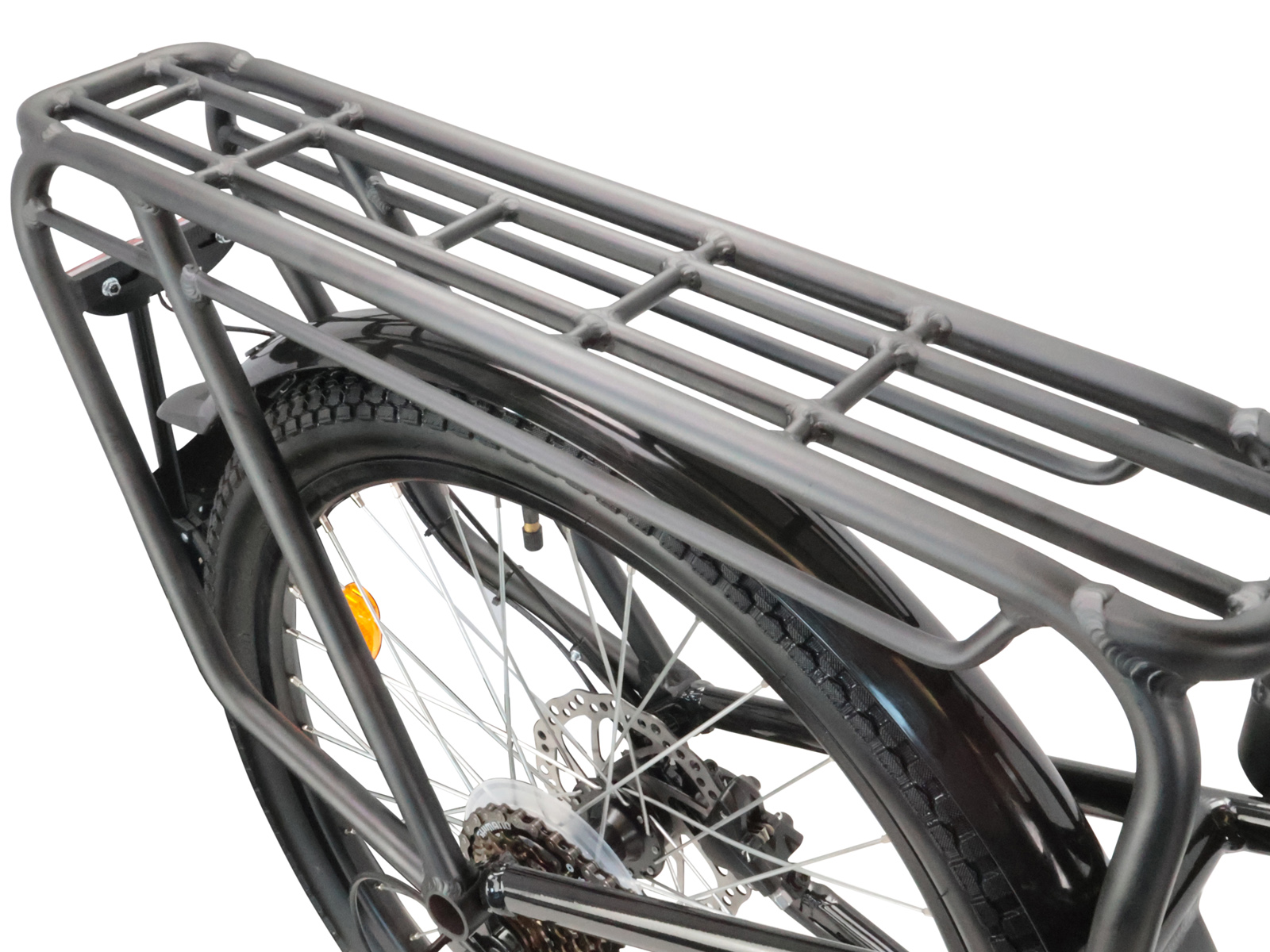 Nahaufnahme eines Fahrradhecks, schwarzer Rahmen, Gepäckträger, Reifen und Scheibenbremse vor weißem Hintergrund.