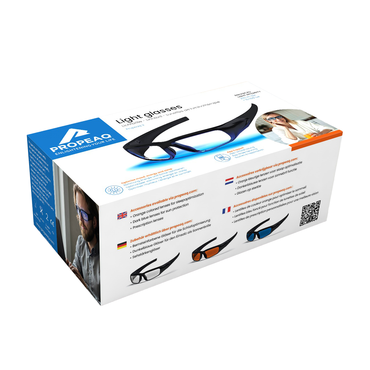 Schachtel mit Lichtbrillen. Enthält orangefarbene, blaue und Korrektionsgläser. Text in mehreren Sprachen. Eine Person trägt eine Brille.