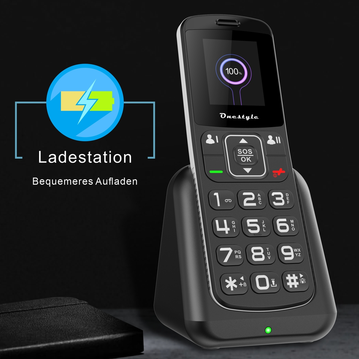 Ein schwarzes Mobiltelefon in einer Ladestation. Das Telefon zeigt 100% Akku an. Auf dem Telefon steht SOS und Zahlen.