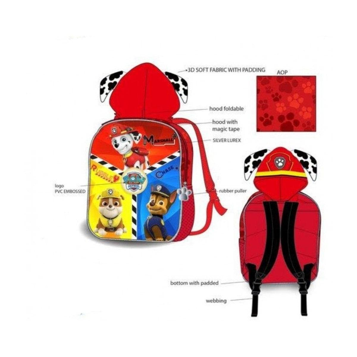 Una mochila roja de la Patrulla Canina con capucha plegable, con los personajes Chase, Rubble y Marshall. Tiene correas negras y un tirador de goma.