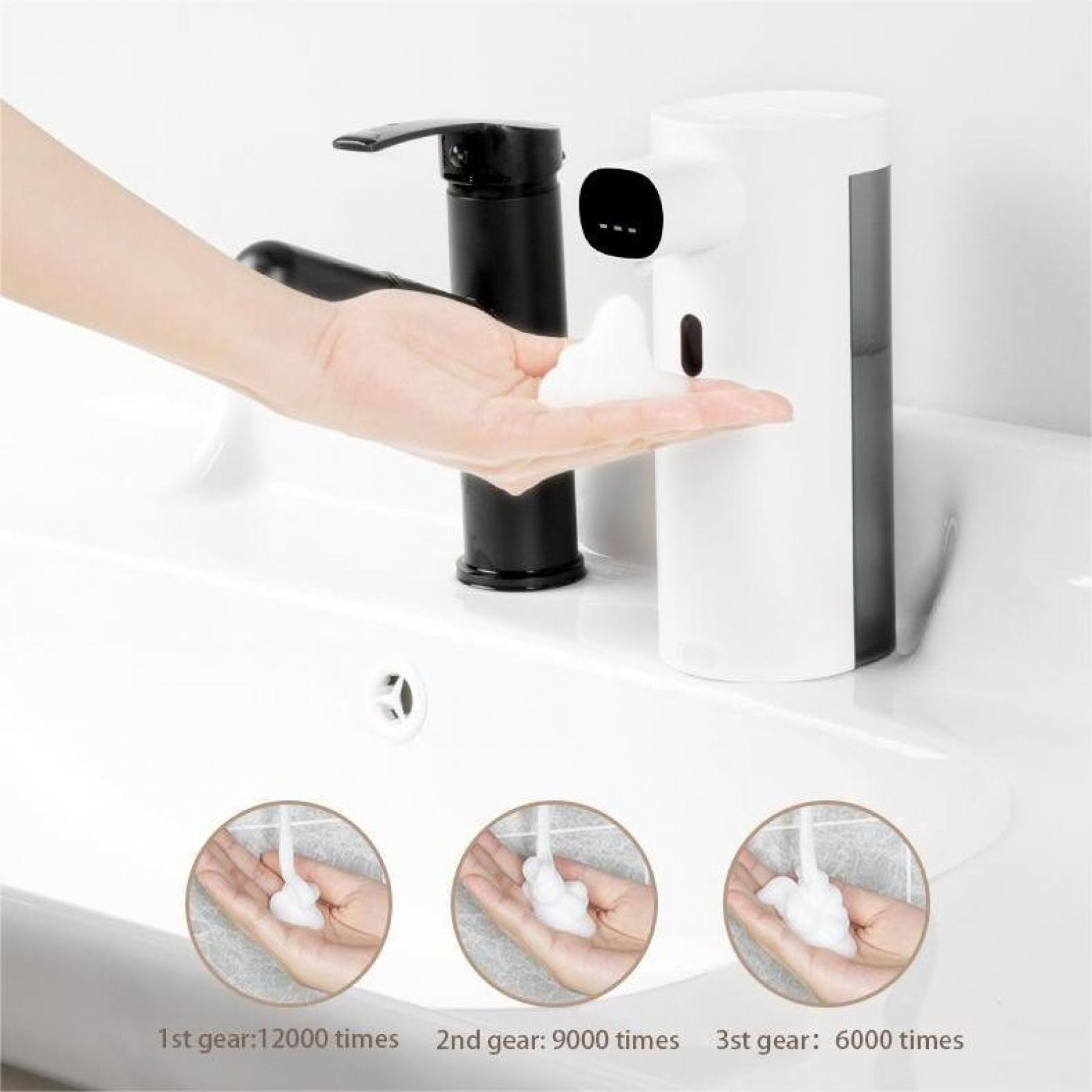 Eine Hand empfängt Schaum aus einem weiß-schwarzen Seifenspender über einem Waschbecken. Drei Gänge mit unterschiedlichen Abgabemengen werden gezeigt.