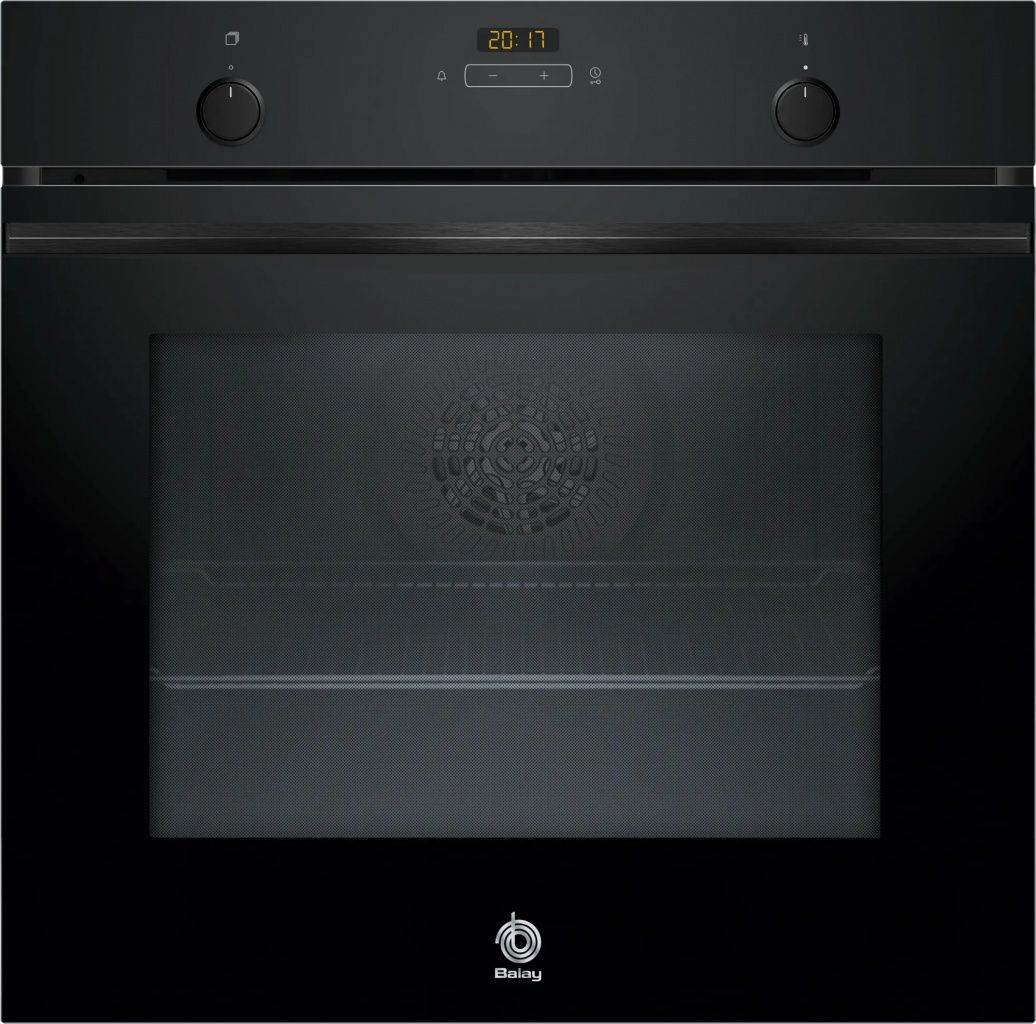Un horno negro con un reloj digital que muestra las 20:17. Tiene mandos y una puerta de cristal. La marca Balay es visible.