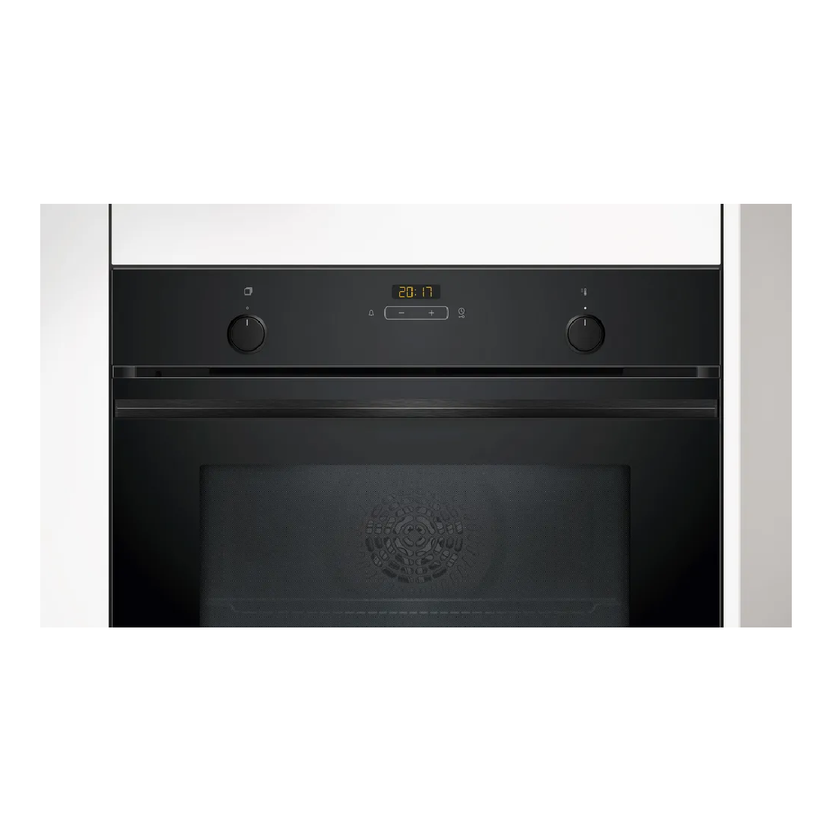 Un horno negro empotrado con reloj digital, perillas y puerta abierta. El horno está sobre un fondo blanco.