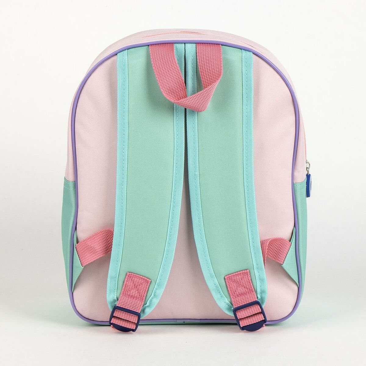 Una mochila rosa y verde con ribete morado y correas rosas. Las correas son azul claro y rosa. Hay un bolsillo pequeño en el lateral.