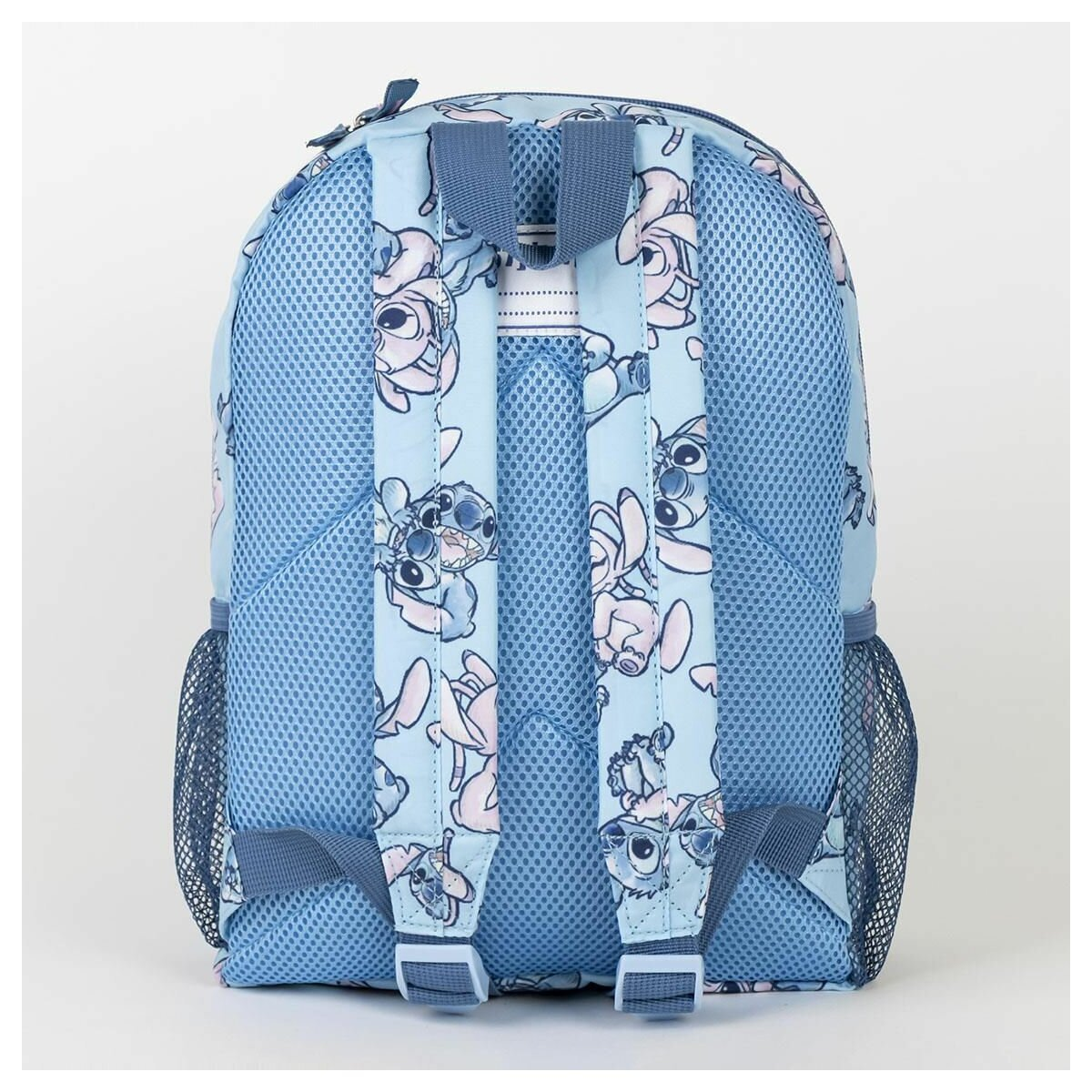 Mochila azul con estampado de Stitch. Cuenta con respaldo de malla, correas para los hombros, bolsillos laterales y asa superior, sobre fondo blanco.
