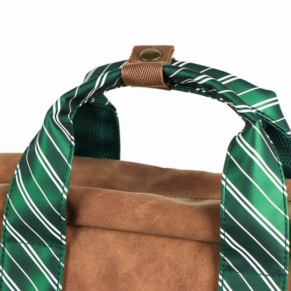 Primer plano de una bolsa marrón con asas a rayas verdes y blancas. El asa se fija con una correa marrón.