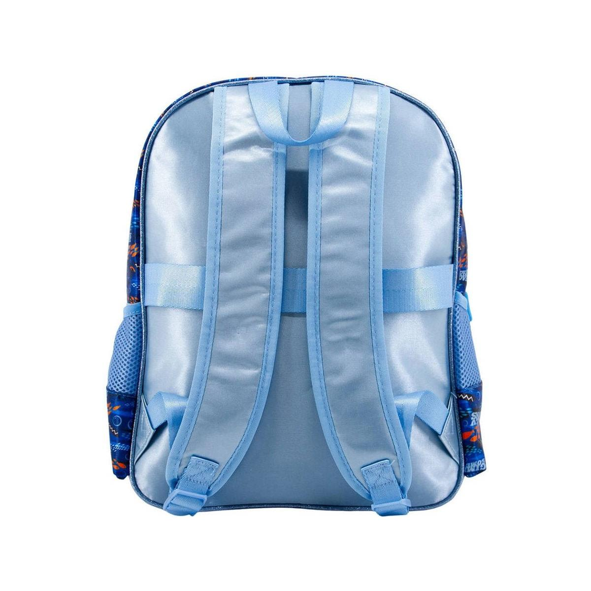 Mochila azul claro con correas azul oscuro y bolsillos laterales estampados. El fondo es blanco.