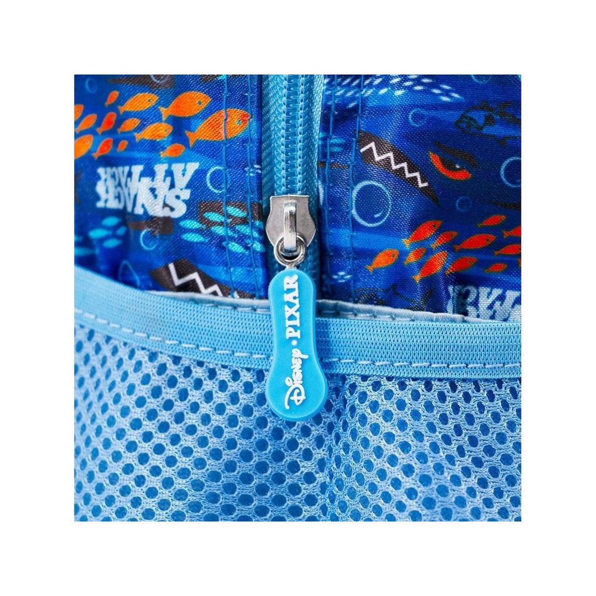 Primer plano de una mochila azul con cremallera. Tiene una etiqueta de Disney Pixar y un bolsillo de malla. El diseño incluye patrones de peces y olas.