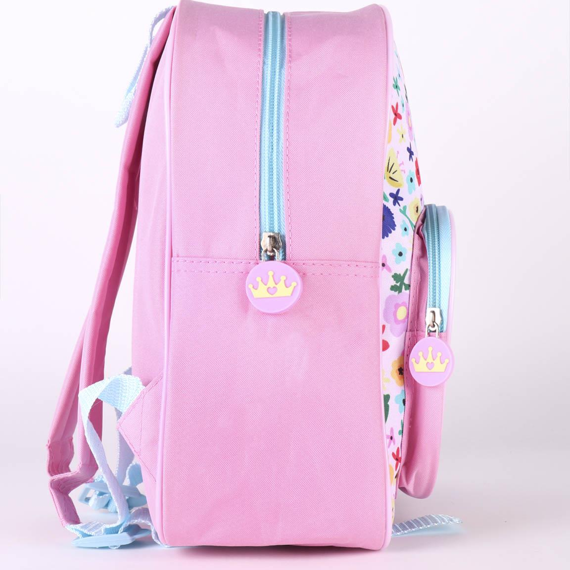 Mochila rosa con cremalleras azules y estampado floral. Tiradores de cremallera con corona. Correas y detalles en azul claro.