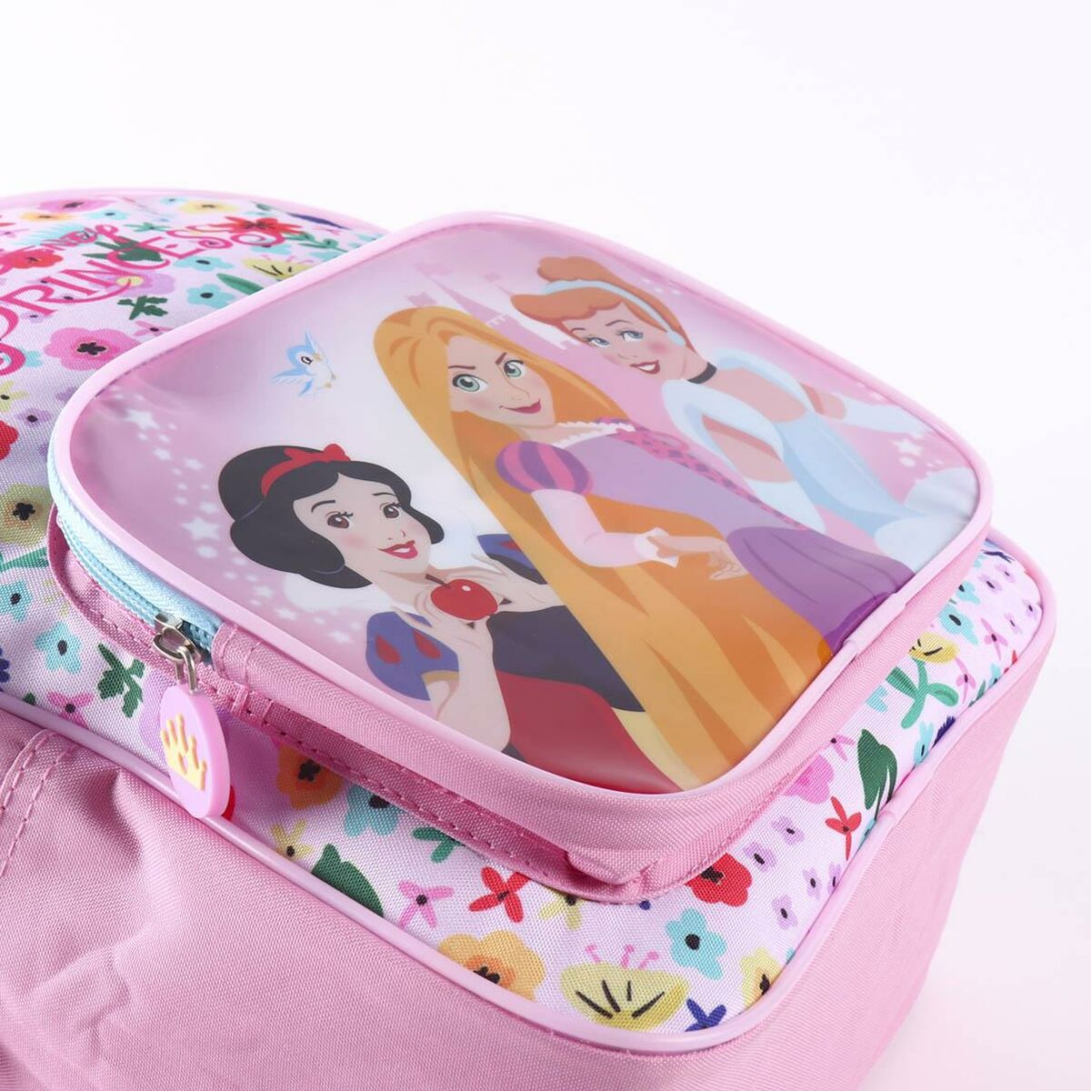 Mochila rosa con princesas Disney. Patrón floral en la parte superior. Blancanieves, Rapunzel y Cenicienta en el bolsillo delantero.