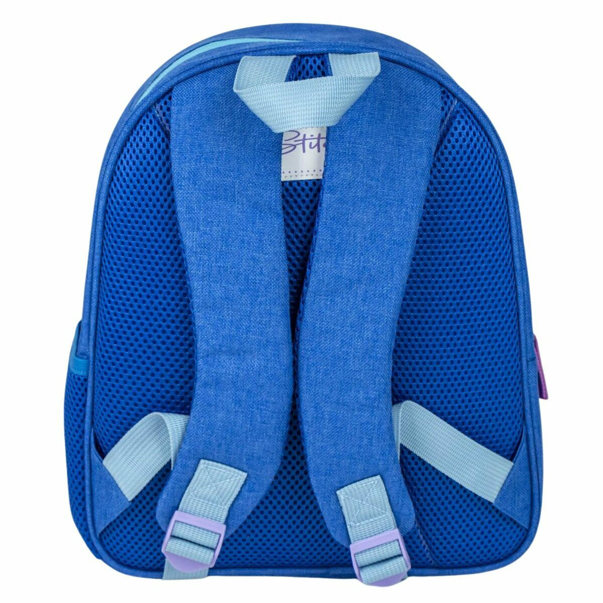 Mochila azul con respaldo de malla y correas para los hombros. Cuenta con correas celeste, hebillas moradas y una etiqueta pequeña.