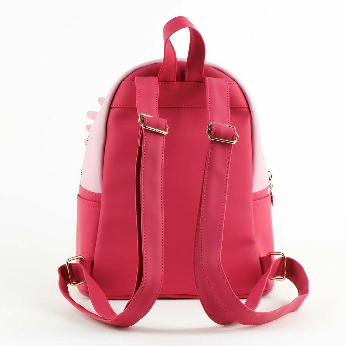 Una mochila rosa con correas ajustables y herrajes dorados. El diseño incluye una sección superior rosa claro y un bolsillo pequeño.