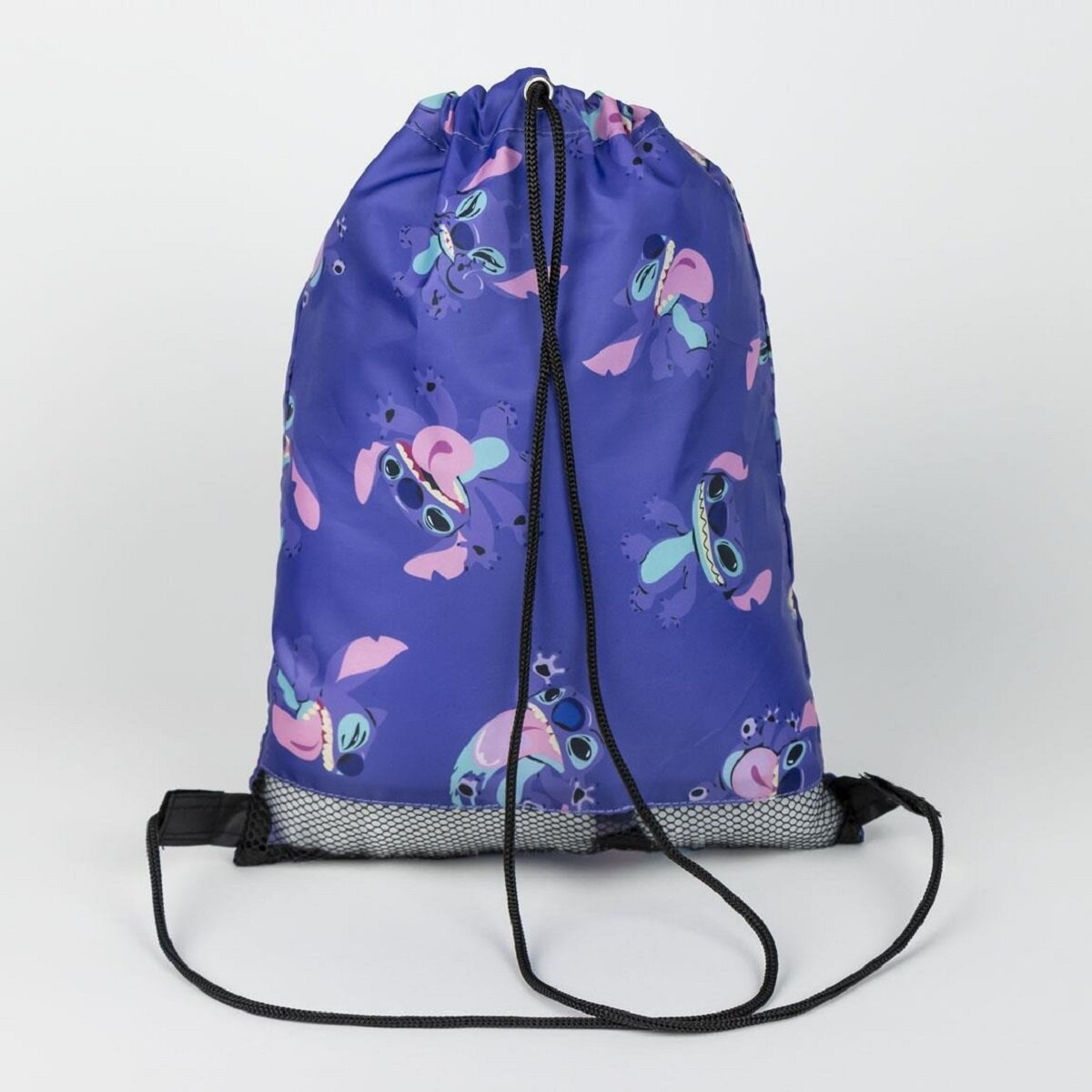 Una bolsa azul con dibujos animados de Stitch. Tiene cordones negros y una base de malla negra, sobre un fondo blanco.